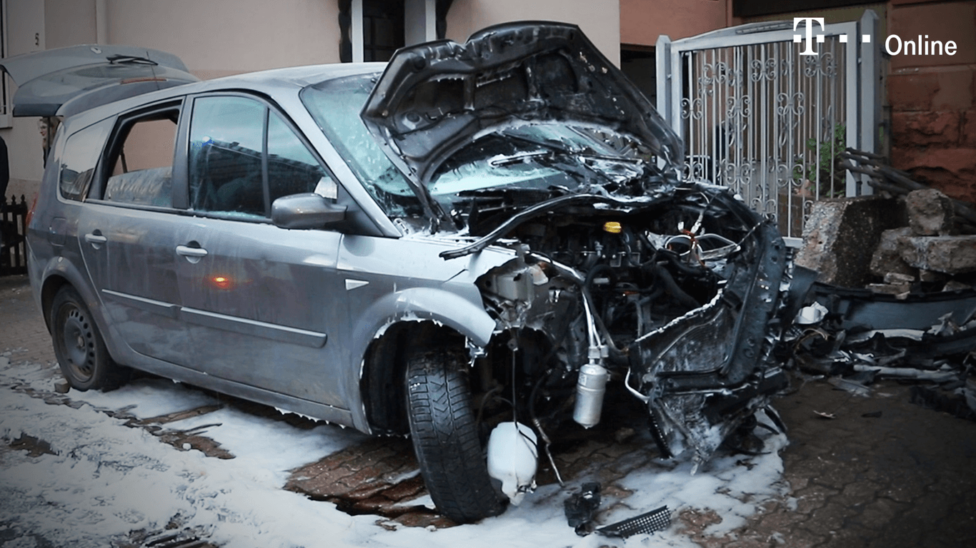 Der zerstörte Kleinbus nach dem Unfall: Die Fahrerin war in Mettlach gegen eine Hauswand gefahren.