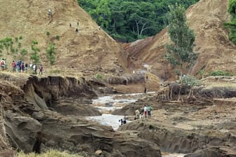 Ein Staudamm-Bruch im kenianischen Solai verursachte zahlreiche Schäden und über 40 Menschen wurden in den Tod gerissen.