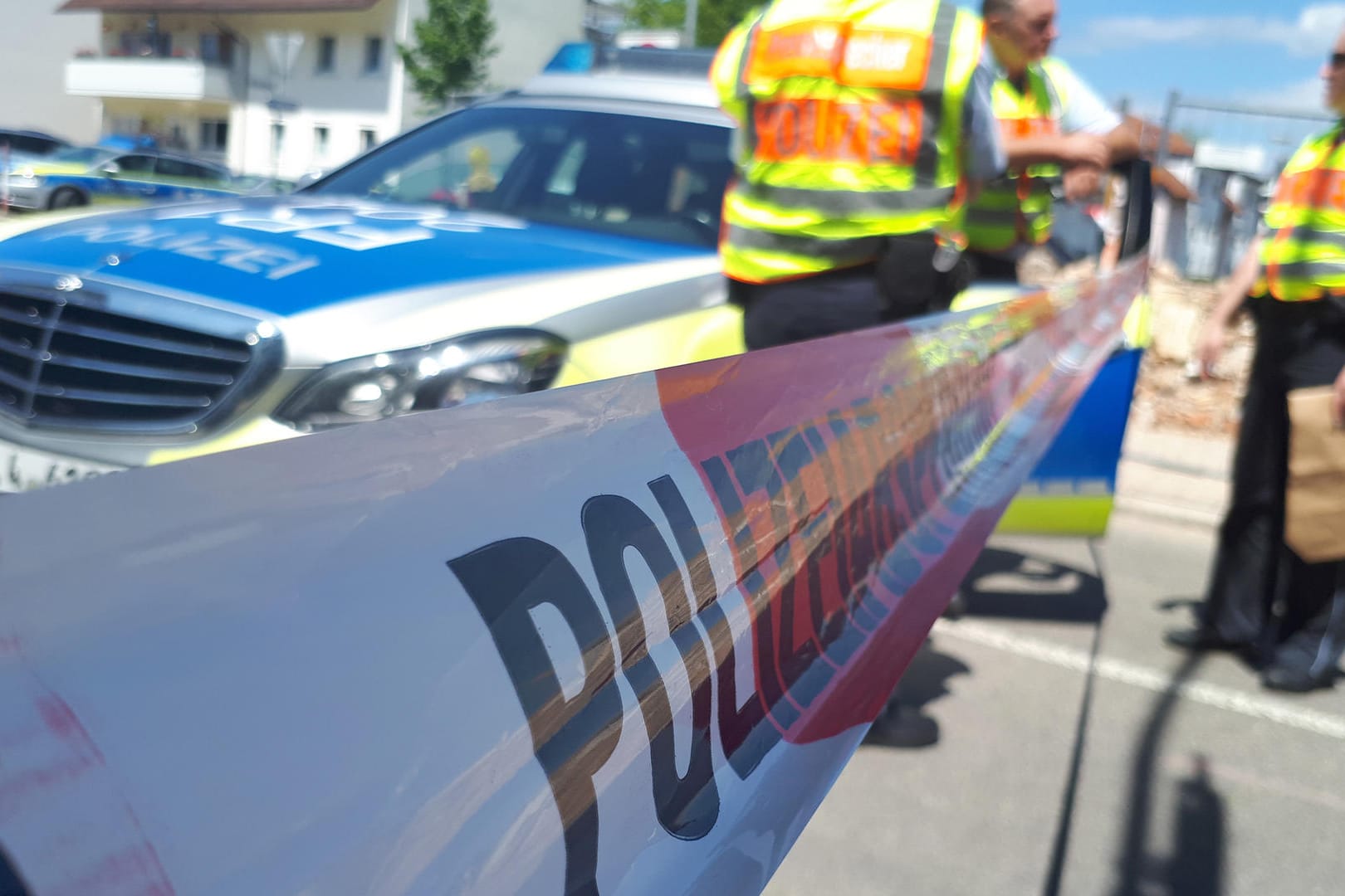 Polizisten an einer Absperrung in Wehr: Nach dem verdächtigen Fund wurde ein Teil der Kleinstadt evakuiert.