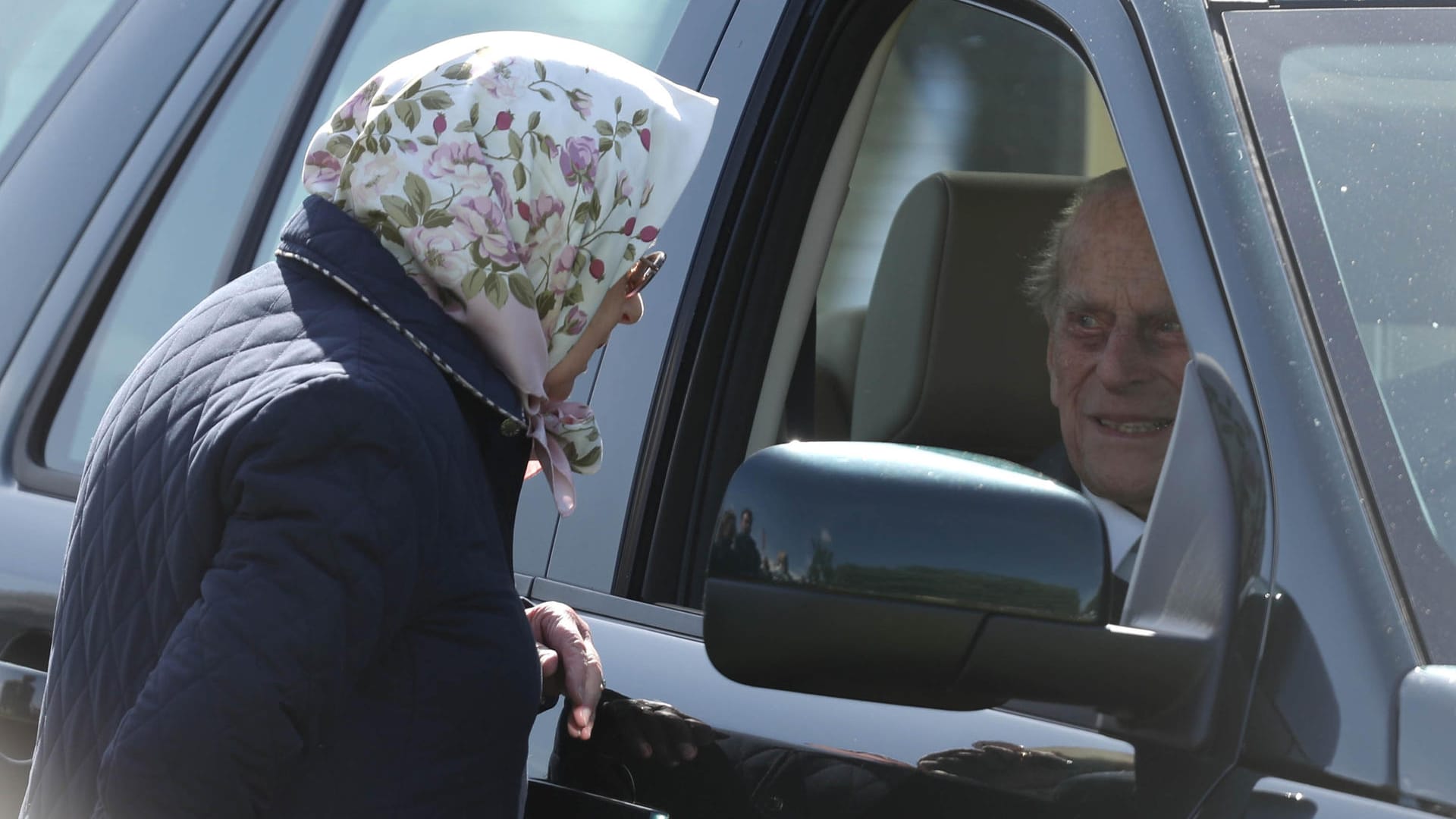 Bei der Royal Windsor Horse Show: Königin Elizabeth II. spricht mit ihrem Ehemann Prinz Philip. Bei der Royal Windsor Horse Show: Königin Elizabeth II. spricht mit ihrem Ehemann Prinz Philip.