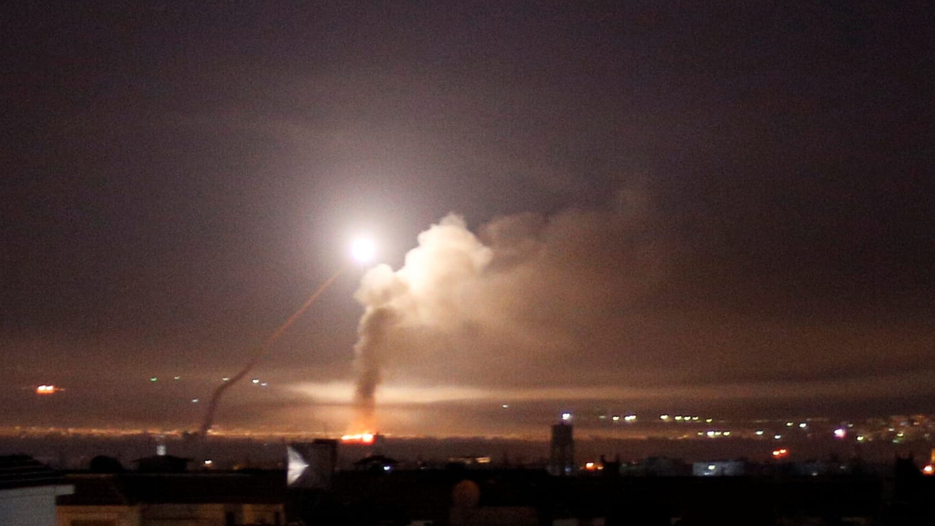 Angriff auf iranische Kräfte: Raketenfeuer erhellt den Nachthimmel über Damaskus.