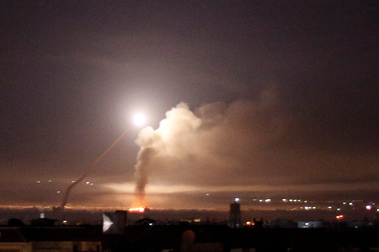 Angriff auf iranische Kräfte: Raketenfeuer erhellt den Nachthimmel über Damaskus.