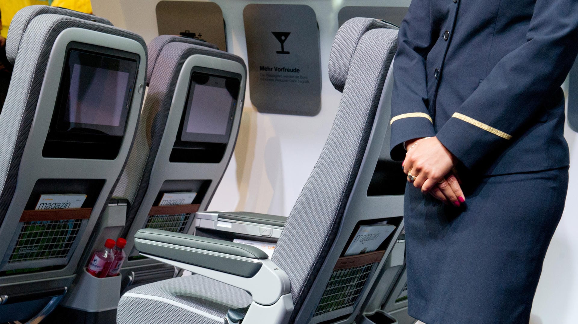 Eine Flugbegleiterin: Auf einem Flug der Airline AirCairo ist ein Fluggast ausgerastet. Wenig später verursachte er auch noch einen Auffahrunfall. (Symbolbild) Eine Flugbegleiterin: Auf einem Flug der Airline AirCairo ist ein Fluggast ausgerastet. Wenig später verursachte er auch noch einen Auffahrunfall. (Symbolbild)