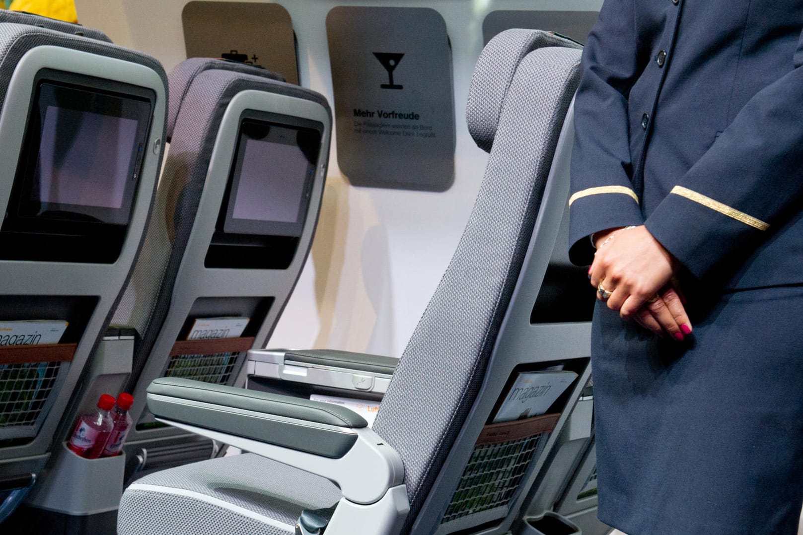 Eine Flugbegleiterin: Auf einem Flug der Airline AirCairo ist ein Fluggast ausgerastet. Wenig später verursachte er auch noch einen Auffahrunfall. (Symbolbild)