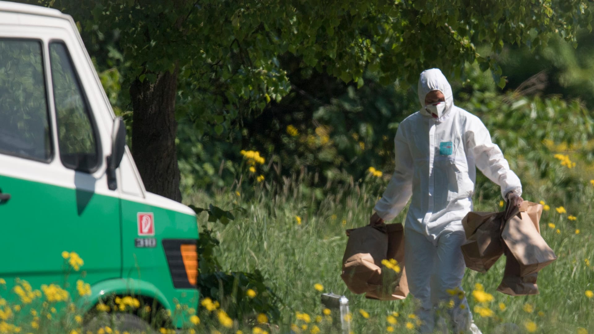 Die Spurensicherung im Frankfurter Park: Eine Frau ist Opfer eines Gewaltverbrechens geworden. Die Spurensicherung im Frankfurter Park: Eine Frau ist Opfer eines Gewaltverbrechens geworden.