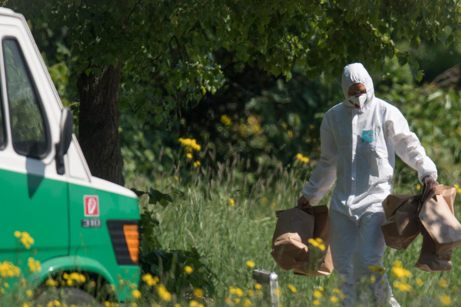 Die Spurensicherung im Frankfurter Park: Eine Frau ist Opfer eines Gewaltverbrechens geworden.