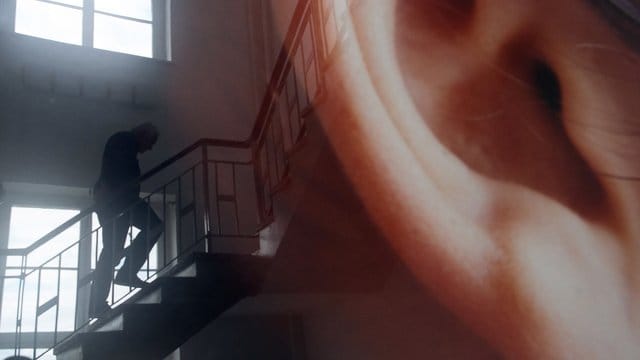 Der Kunstsammler Axel Haubrok geht in Berlin durch seine Ausstellung "BRD" und spiegelt sich dabei im Kunstwerk "Ohr" von Ines Genzken. Der Kunstsammler Axel Haubrok geht in Berlin durch seine Ausstellung "BRD" und spiegelt sich dabei im Kunstwerk "Ohr" von Ines Genzken.