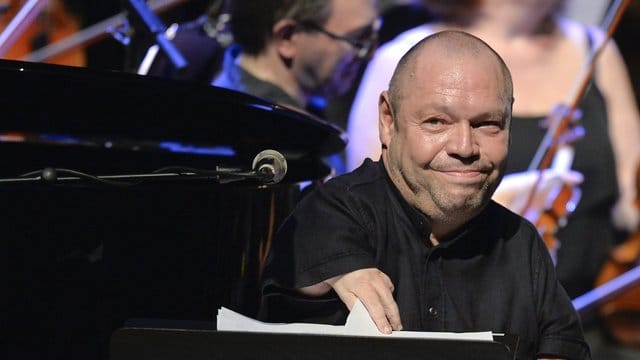Der deutsche Bass-Bariton Thomas Quasthoff will seine Echo-Preise behalten, weil er nach eigenen Aussagen dafür hart gearbeitet hat. Der deutsche Bass-Bariton Thomas Quasthoff will seine Echo-Preise behalten, weil er nach eigenen Aussagen dafür hart gearbeitet hat.