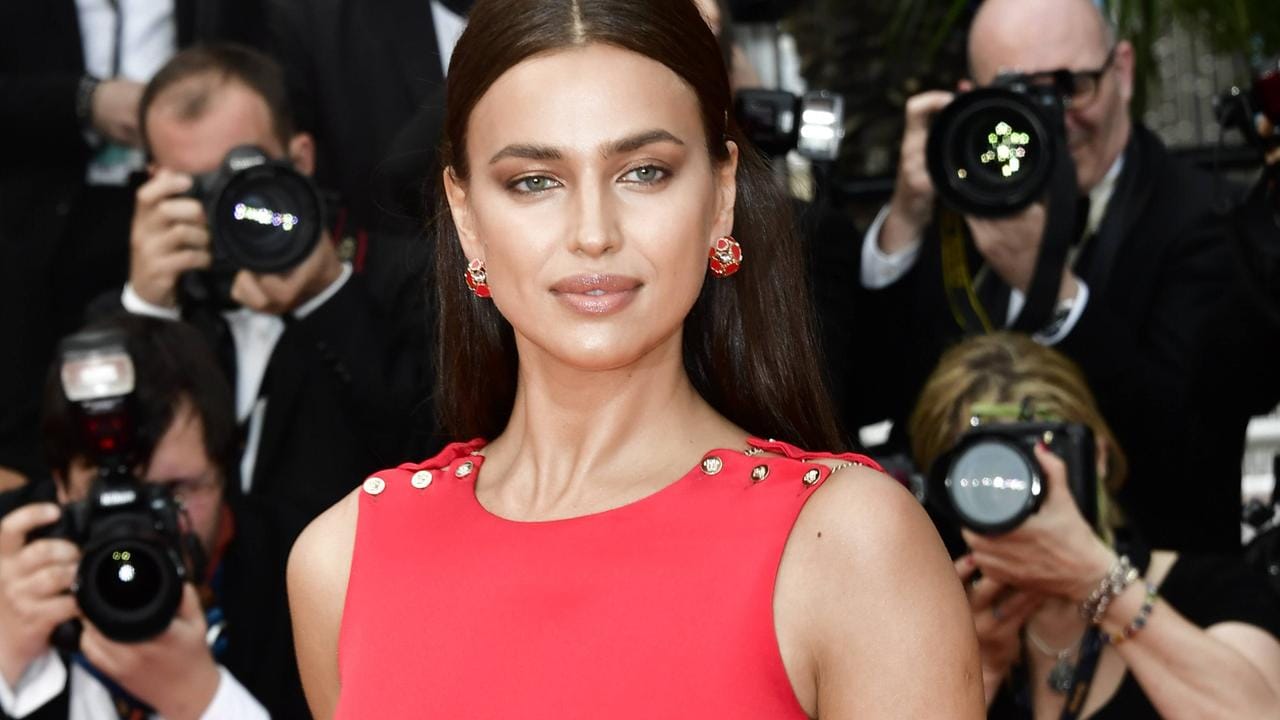 Lady in Red: Irina Shayk lässt bei den Filmfestspielen in Cannes tief blicken.