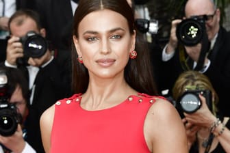 Lady in Red: Irina Shayk lässt bei den Filmfestspielen in Cannes tief blicken.