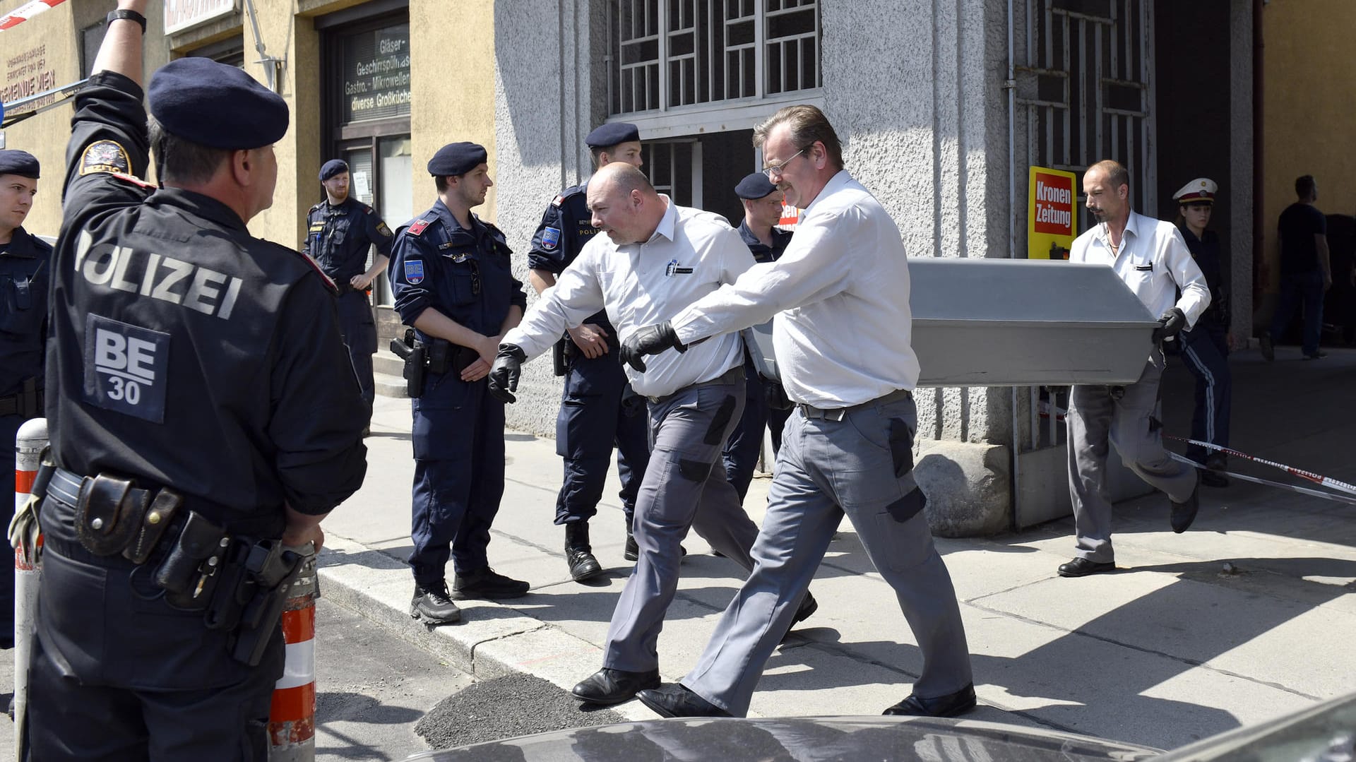 Bestatter transportieren den Leichnam des Mädchens ab: Die Polizei vermutet ein Gewaltverbrechen. Bestatter transportieren den Leichnam des Mädchens ab: Die Polizei vermutet ein Gewaltverbrechen.