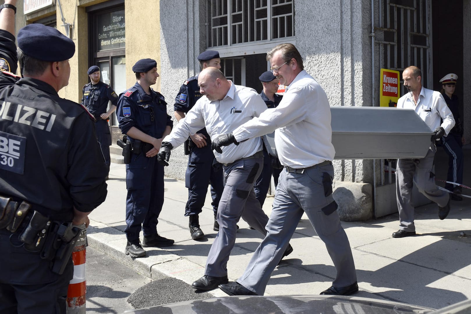 Bestatter transportieren den Leichnam des Mädchens ab: Die Polizei vermutet ein Gewaltverbrechen.