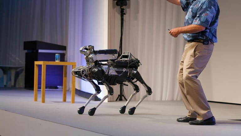Boston Dynamics Chef Marc Raibert mit einem Vorläufer des SpotMini: erster marktreifer Roboter.