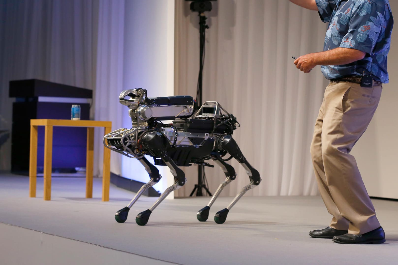 Boston Dynamics Chef Marc Raibert mit einem Vorläufer des SpotMini: erster marktreifer Roboter.