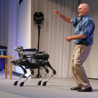 Boston Dynamics Chef Marc Raibert mit einem Vorläufer des SpotMini: erster marktreifer Roboter.