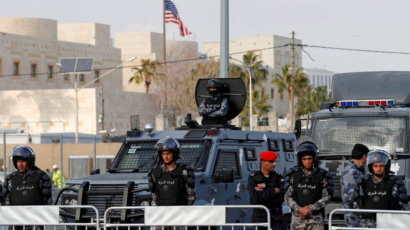 Pulverfass Nahost: Jordanische Polizisten sichern das US-Botschaftsgebäude in Amman.