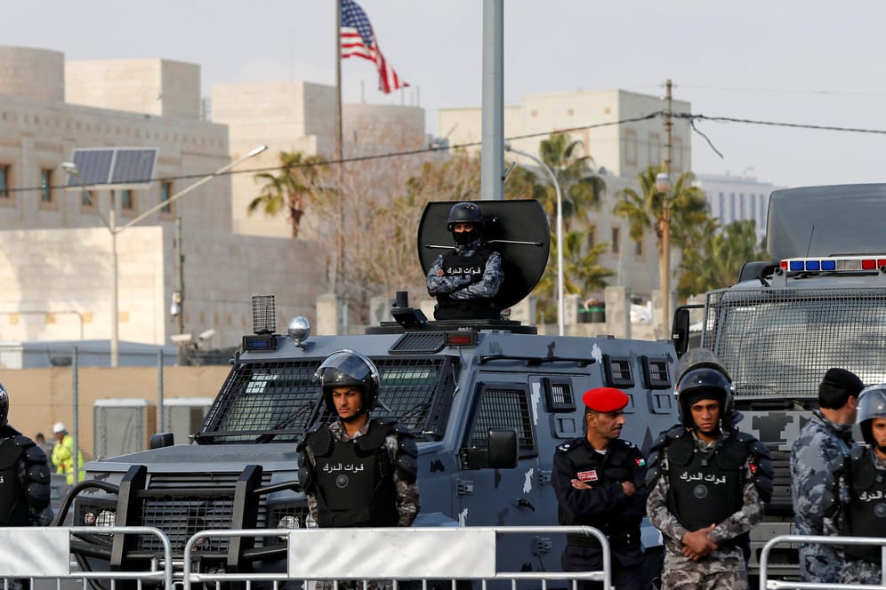 Pulverfass Nahost: Jordanische Polizisten sichern das US-Botschaftsgebäude in Amman.