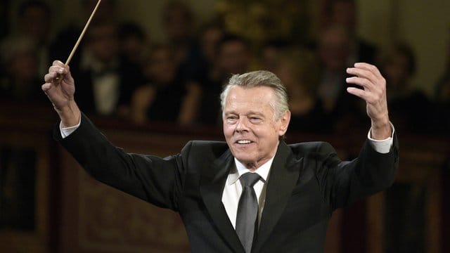 Der lettische Dirigent Mariss Jansons besucht in seiner Freizeit gerne Theater, Kino und Konzerte von Kollegen. Der lettische Dirigent Mariss Jansons besucht in seiner Freizeit gerne Theater, Kino und Konzerte von Kollegen.