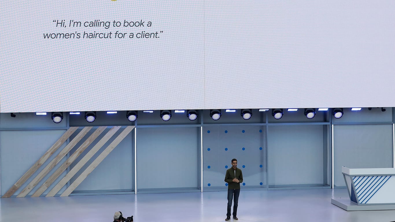 Googles CEO Sundar Pichai stellt auf der Entwicklerkonferenz "I/O" eine Künstliche Intelligenz vor, die telefonisch Termine buchen kann.