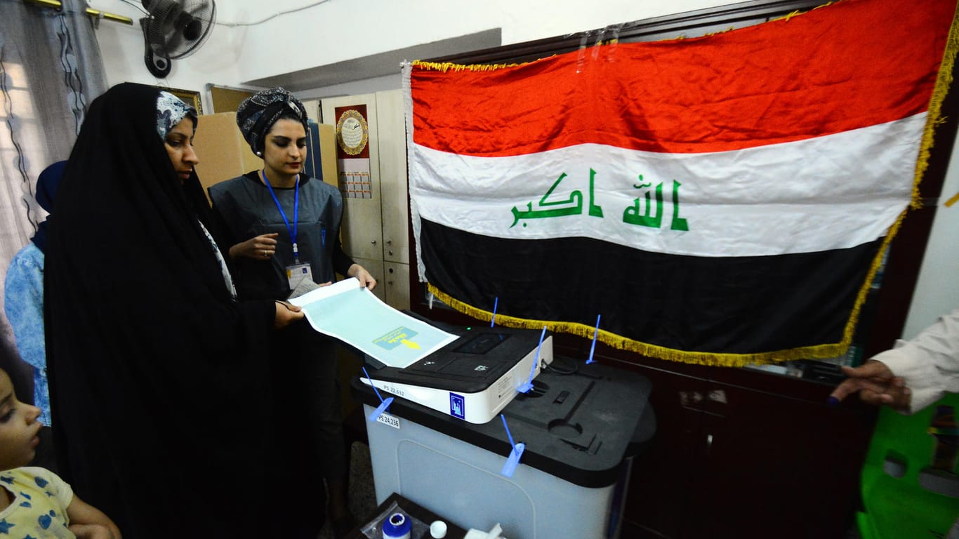 Eine irakische Frau bei der Wahl: Der IS im Land ist besiegt – nun soll ein neues Parlament her.