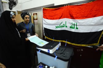 Eine irakische Frau bei der Wahl: Der IS im Land ist besiegt – nun soll ein neues Parlament her.