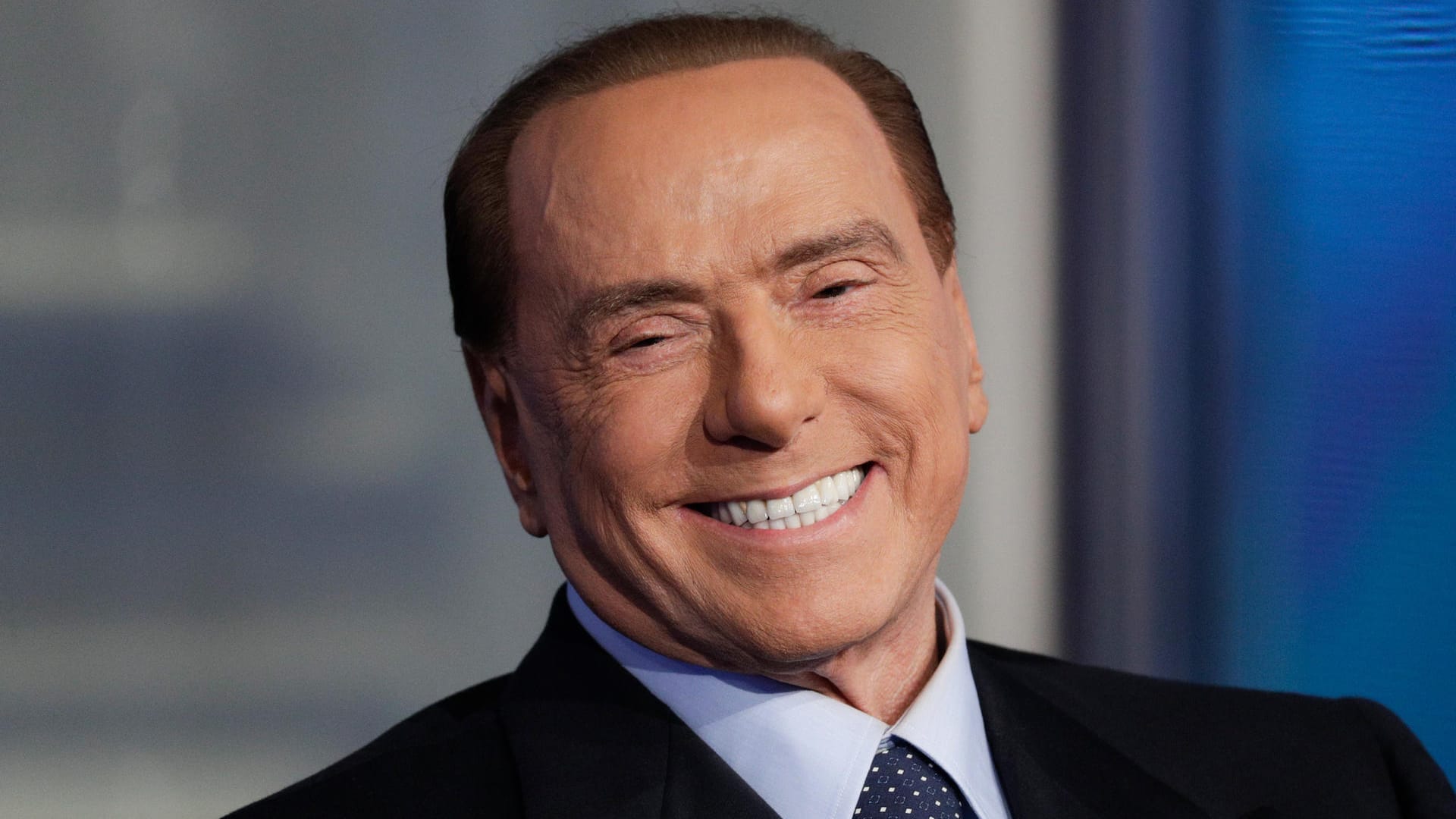 Silvio Berlusconi: Der Italiener hat etwas zu lachen – Er darf von nun an wieder politische Posten besetzen. Silvio Berlusconi: Der Italiener hat etwas zu lachen – Er darf von nun an wieder politische Posten besetzen.