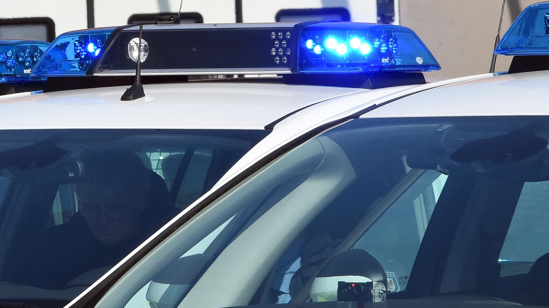 Polizei im Einsatz: In Hannover kam es zu einem heftigen Streit: Zwei Verletzte kamen ins Krankenhaus. (Symbolbild) Polizei im Einsatz: In Hannover kam es zu einem heftigen Streit: Zwei Verletzte kamen ins Krankenhaus. (Symbolbild)