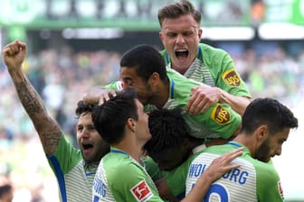 Die Wolfsburger jubeln im Spiel gegen Köln.