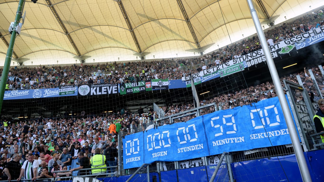 Die Gladbach-Fans haben eine virtuelle Bundesliga-Uhr des HSV gemalt.