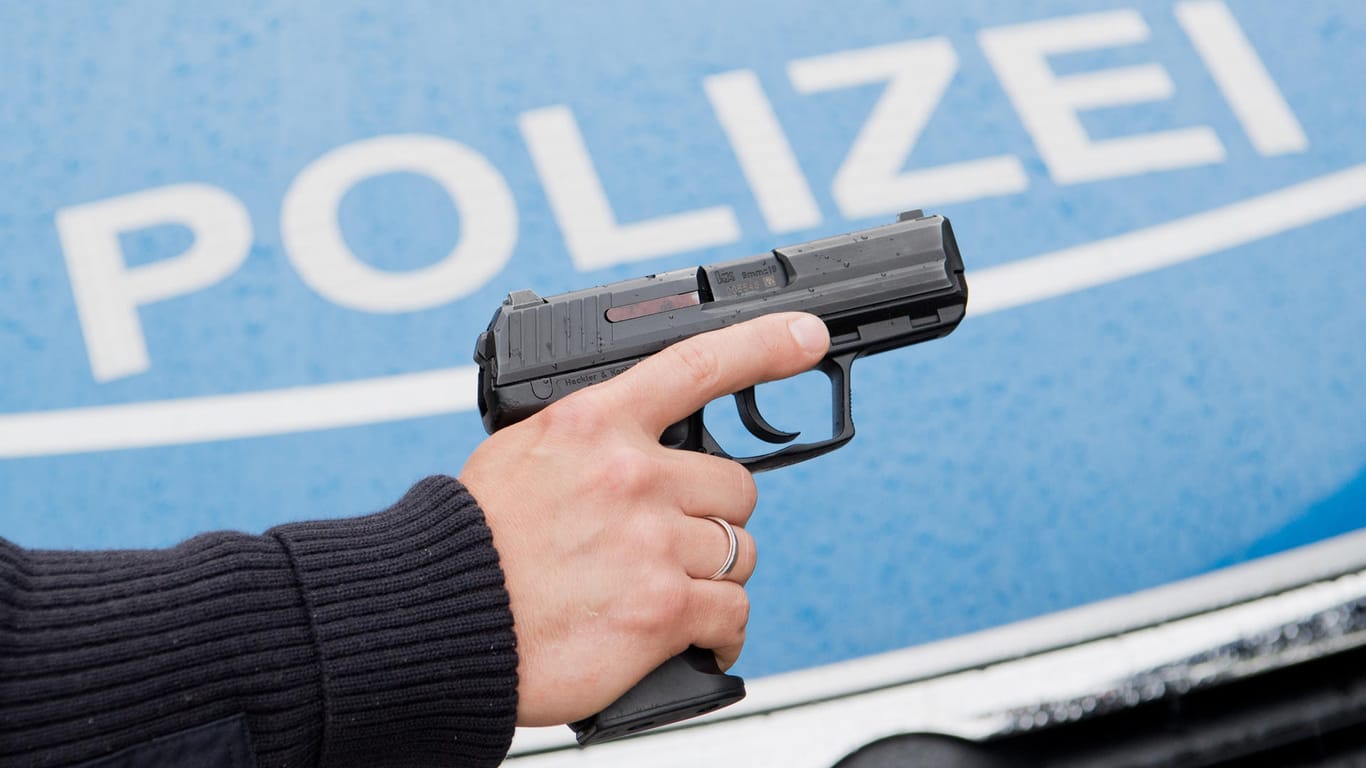 Polizist mit Dienstwaffe: In Hagen haben Polizisten einen aggressiven Hund durch Schüsse getötet. (Symbolbild)