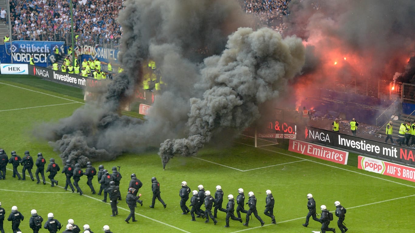 Rauchbomben auf dem Rasen: Die HSV-Fans sorgten kurz vor Abpfiff für eine lange Unterbrechung.