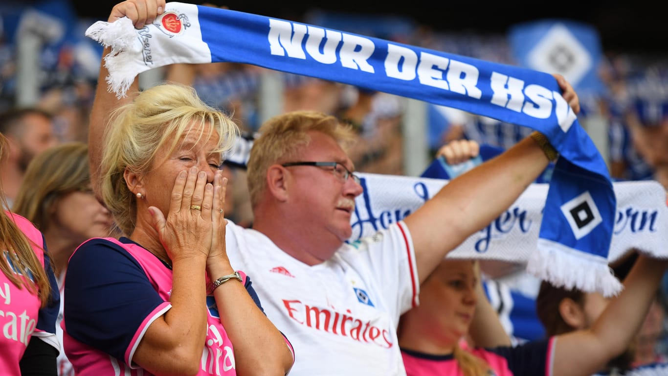 Der einstige Bundesliga-Dino ist abgestiegen, die Fans wollen es nicht wahrhaben.