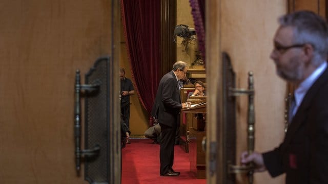 Quim Torra, Bewerber um den Posten des Regionalpräsidenten von Katalonien, spricht bei der Parlamentssitzung in Barcelona.