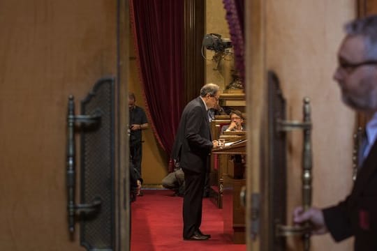 Quim Torra, Bewerber um den Posten des Regionalpräsidenten von Katalonien, spricht bei der Parlamentssitzung in Barcelona.