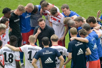 Aufbauarbeit: HSV-Trainer Christian Titz (m.) spricht nach dem Abstieg zu seiner Mannschaft.