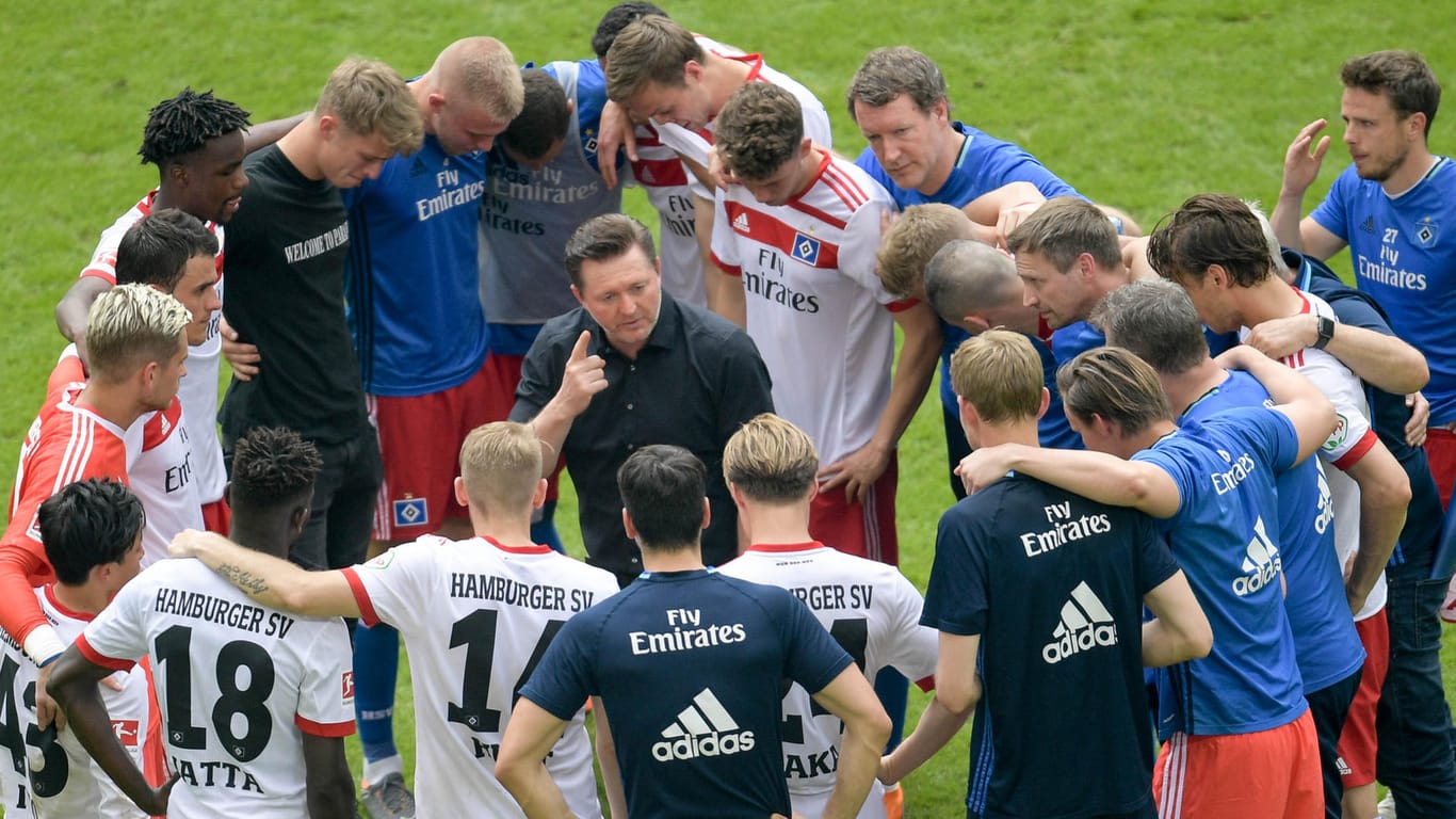 Aufbauarbeit: HSV-Trainer Christian Titz (m.) spricht nach dem Abstieg zu seiner Mannschaft.