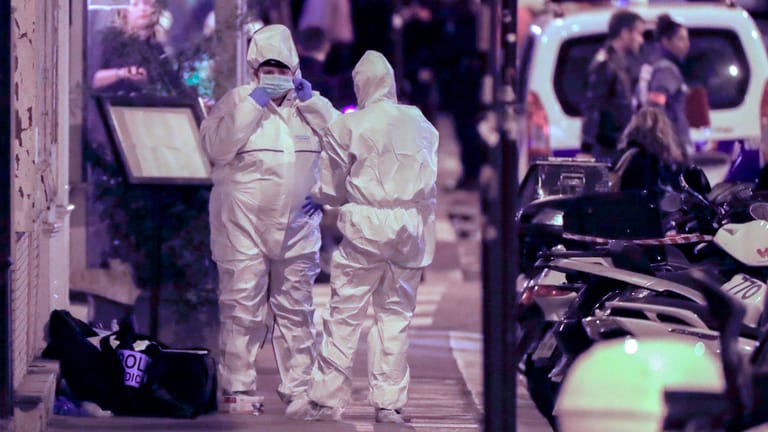 Polizisten bei der Spurensicherung nach nach einem Messerangriff im Zentrum von Paris: Ein mit einem Messer bewaffneter Angreifer hat in Paris einen Menschen getötet und mehrere weitere verletzt.