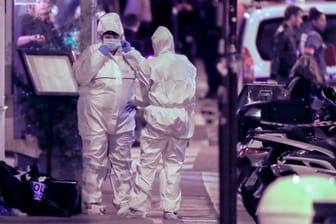Polizisten bei der Spurensicherung nach nach einem Messerangriff im Zentrum von Paris: Ein mit einem Messer bewaffneter Angreifer hat in Paris einen Menschen getötet und mehrere weitere verletzt.