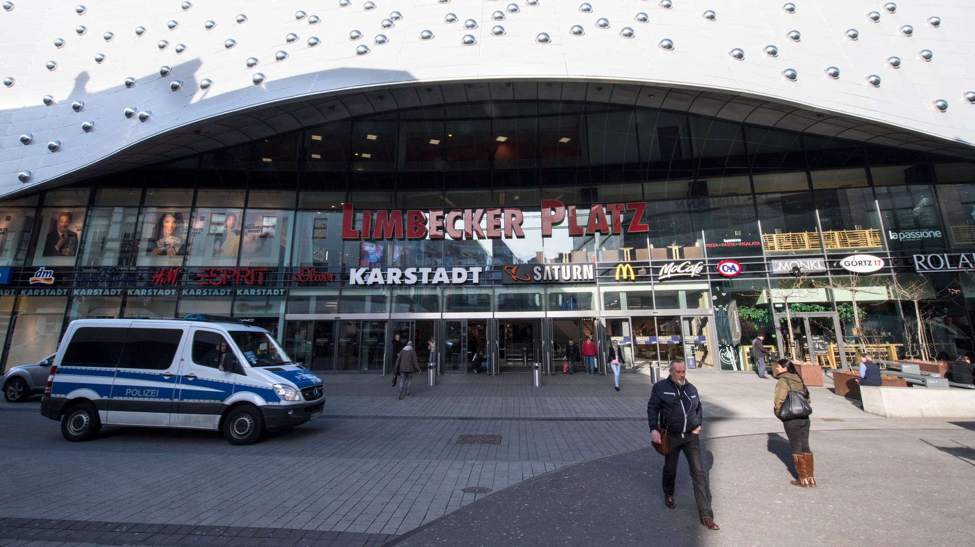 Ein Polizeifahrzeug am Einkaufszentrums Limbecker Platz in Essen (Symbolbild): Vor dem bekannten Einkaufszentrum sind zwei Autos kollidiert – Fußgänger kamen zu schaden.