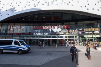 Ein Polizeifahrzeug am Einkaufszentrums Limbecker Platz in Essen (Symbolbild): Vor dem bekannten Einkaufszentrum sind zwei Autos kollidiert – Fußgänger kamen zu schaden.