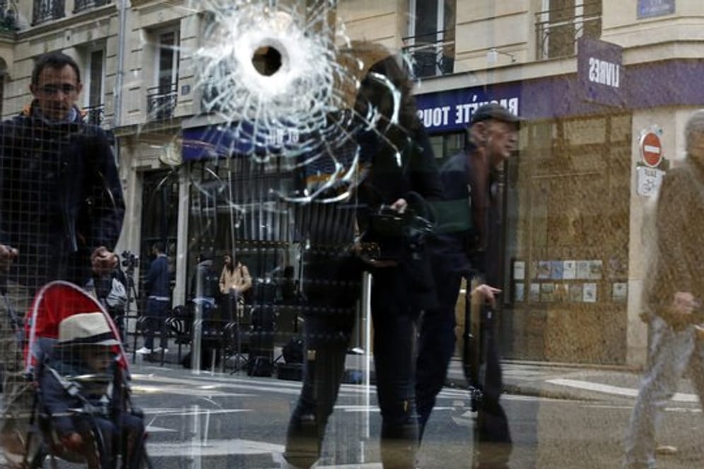 Ein Einschussloch ist nahe der Stelle, an dem ein Angreifer am Tag zuvor von der Polizei erschossen wurde, im Fenster eines Cafés zu sehen.