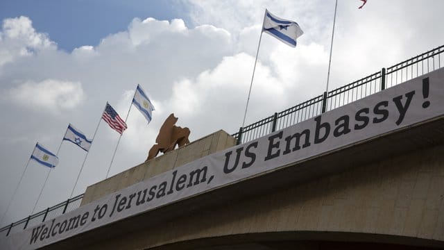 Ein Banner mit der Aufschrift "Willkommen in Jerusalem, Botschaft der USA" ist an einer Brücke angebracht, die zur neuen Botschaft der USA in Jerusalem führt. Ein Banner mit der Aufschrift "Willkommen in Jerusalem, Botschaft der USA" ist an einer Brücke angebracht, die zur neuen Botschaft der USA in Jerusalem führt.