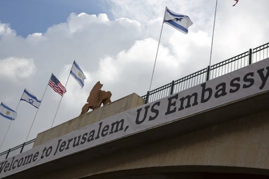 Ein Banner mit der Aufschrift "Willkommen in Jerusalem, Botschaft der USA" ist an einer Brücke angebracht, die zur neuen Botschaft der USA in Jerusalem führt.