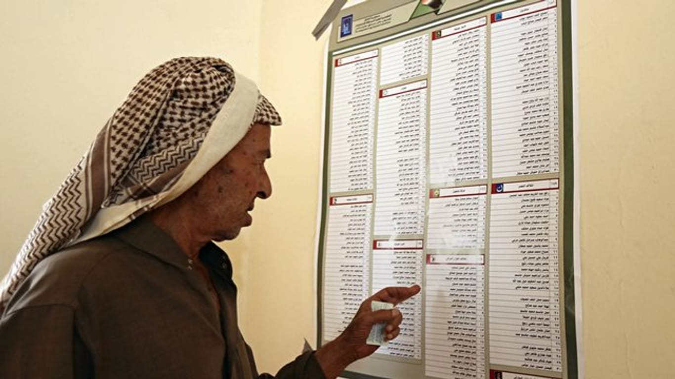 Ein Mann durchsucht im Vorfeld der Stimmabgabe in Ramadi eine Wahlliste.