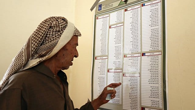 Ein Mann durchsucht im Vorfeld der Stimmabgabe in Ramadi eine Wahlliste. Ein Mann durchsucht im Vorfeld der Stimmabgabe in Ramadi eine Wahlliste.