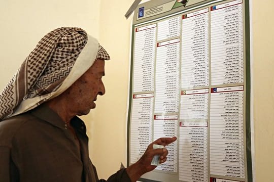 Ein Mann durchsucht im Vorfeld der Stimmabgabe in Ramadi eine Wahlliste.