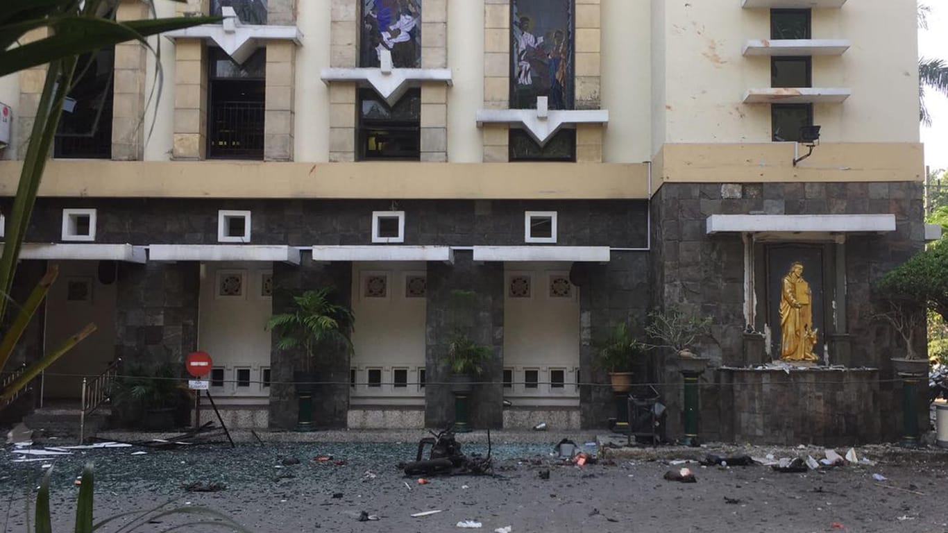 Indonesien, Surabaya: Trümmerteile liegen nach einer Explosion vor der Santa Maria Kirche.