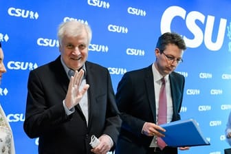 Horst Seehofer, CSU-Vorsitzender und Bundesminister und Markus Blume, CSU-Generalsekretär, bei der Klausurtagung des CSU-Vorstands.