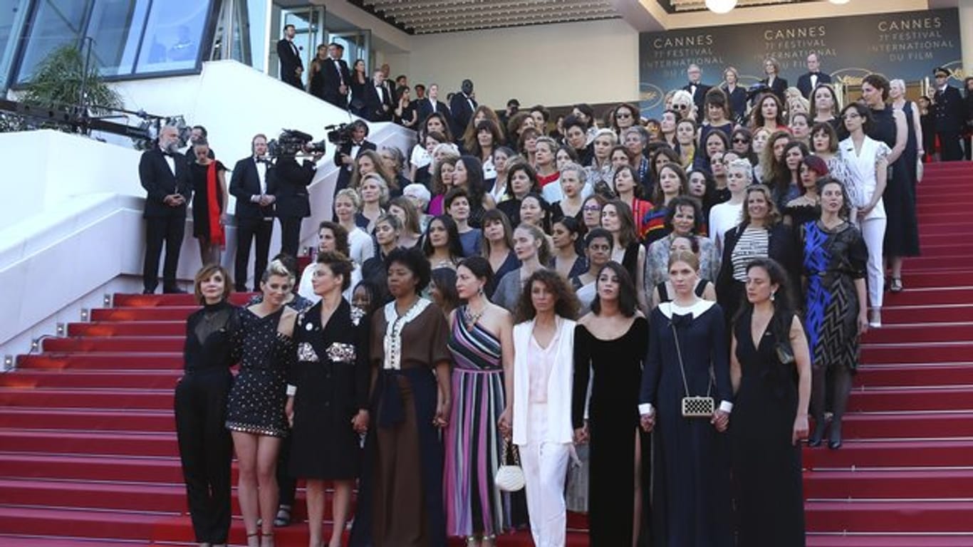 Ein starkes Zeichen: 82 Frauen der Filmindustrie auf den Stufen zum Festival- und Kongresspalast.