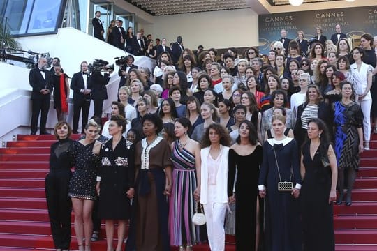 Ein starkes Zeichen: 82 Frauen der Filmindustrie auf den Stufen zum Festival- und Kongresspalast.